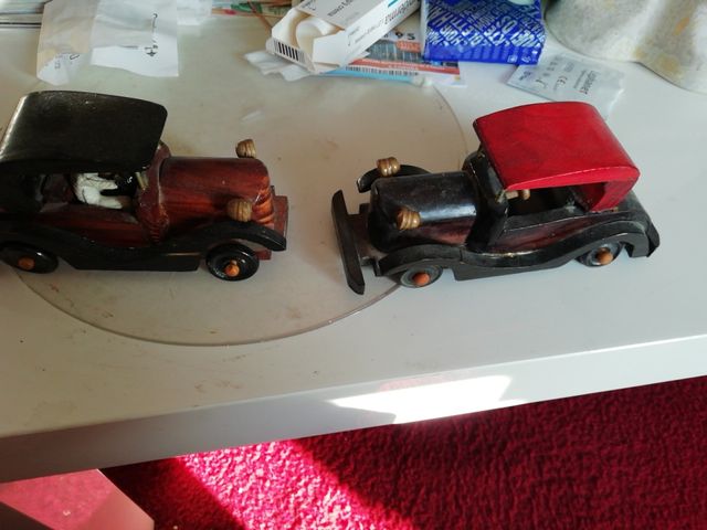 2 coches muy muy antiguos de