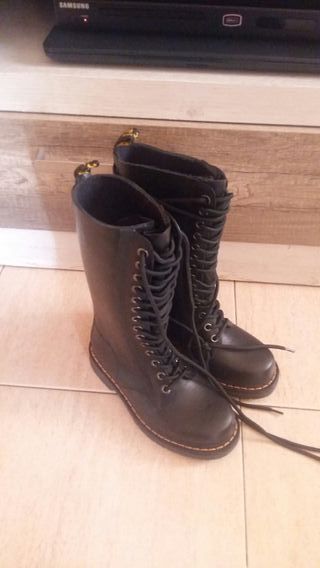 Botas de agua Dr. Martens de segunda mano por 40 EUR en Sabadell en WALLAPOP