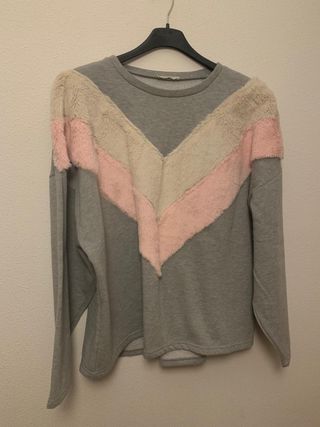 Sudadera Pelo gris blanca y rosa de Zara talla L de segunda mano por 8 EUR  en Ávila en WALLAPOP