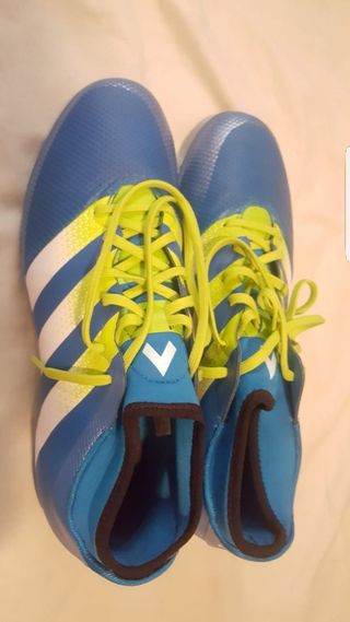 Botas de futbol adidas tacos turf de segunda mano por 20 EUR en Alcalá de  Guadaíra en WALLAPOP