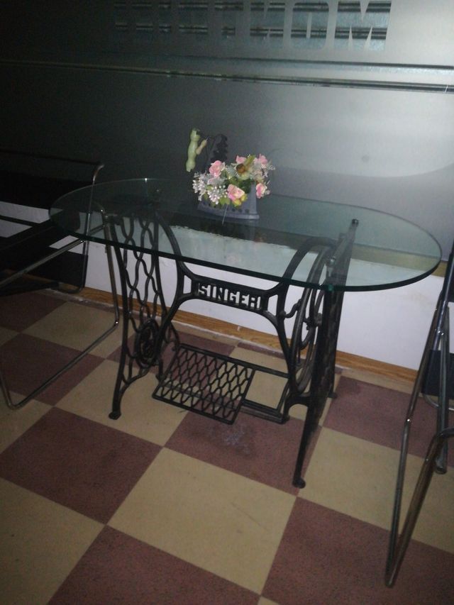 mesa de vidrio antiguo maq de coser.