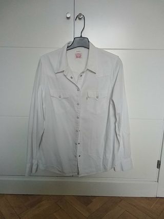 Camisa vaquera blanca Levis mujer de segunda mano por 22 Camisa vaquera blanca Levis mujer de segunda mano por 22