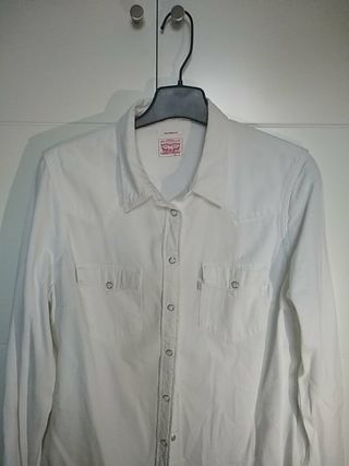 Camisa vaquera blanca Levis mujer de segunda mano por 22 Camisa vaquera blanca Levis mujer de segunda mano por 22