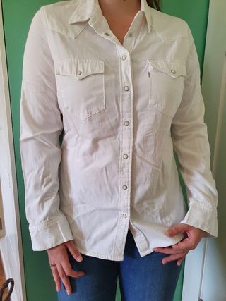 Camisa vaquera blanca Levis mujer de segunda mano por 22 Camisa vaquera blanca Levis mujer de segunda mano por 22