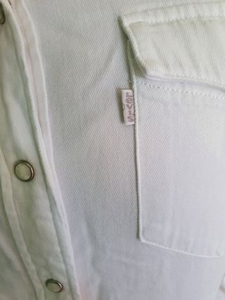 Camisa vaquera blanca Levis mujer de segunda mano por 22 Camisa vaquera blanca Levis mujer de segunda mano por 22