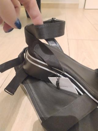 Sandalias negras cuña Bershka talla 38 NUEVAS de segunda mano por 14 EUR en  Fuenlabrada en WALLAPOP