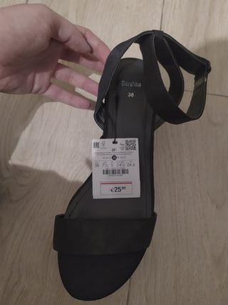 Sandalias negras cuña Bershka talla 38 NUEVAS de segunda mano por 14 EUR en  Fuenlabrada en WALLAPOP