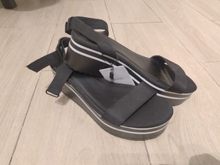 Sandalias negras cuña Bershka talla 38 NUEVAS de segunda mano por 14 EUR en  Fuenlabrada en WALLAPOP