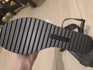 Sandalias negras cuña Bershka talla 38 NUEVAS de segunda mano por 14 EUR en  Fuenlabrada en WALLAPOP