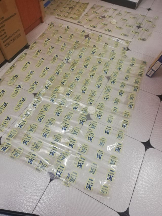 Ropa, manta, edredón, bolsas de envasado al vacío.