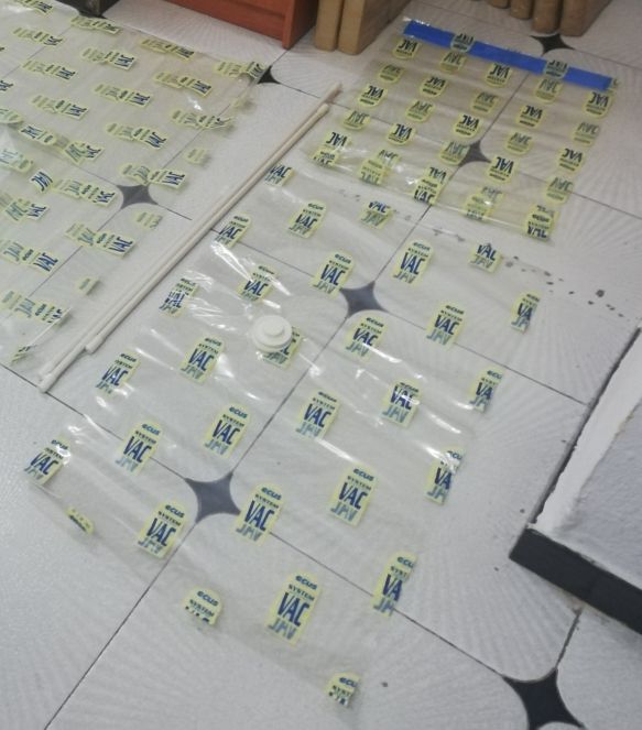 Ropa, manta, edredón, bolsas de envasado al vacío.