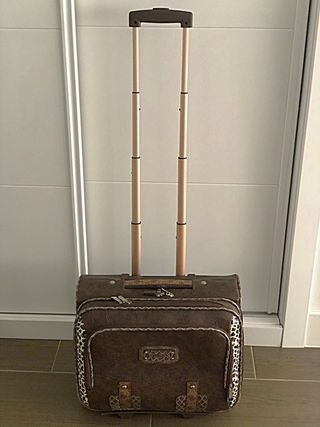 Trolley-portadocumentos Guess de segunda mano por 110 EUR en Madrid en  WALLAPOP