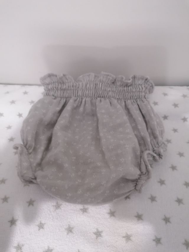 pantalón  gris de 3 ha 6 meses