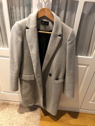 abrigo gris mujer