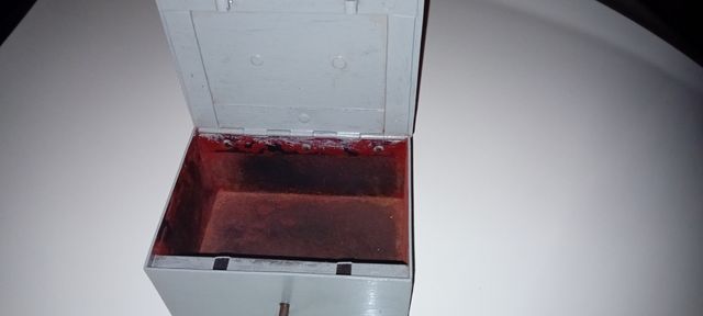 Antiquisima caja de caudales metalica