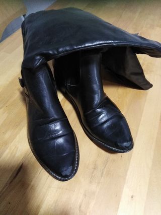 BOTAS NEGRAS SEÑORA de segunda mano por 2 EUR en Leganés en WALLAPOP
