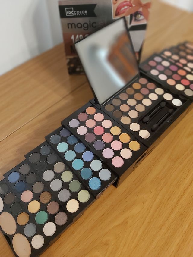 caja de sombras de ojos