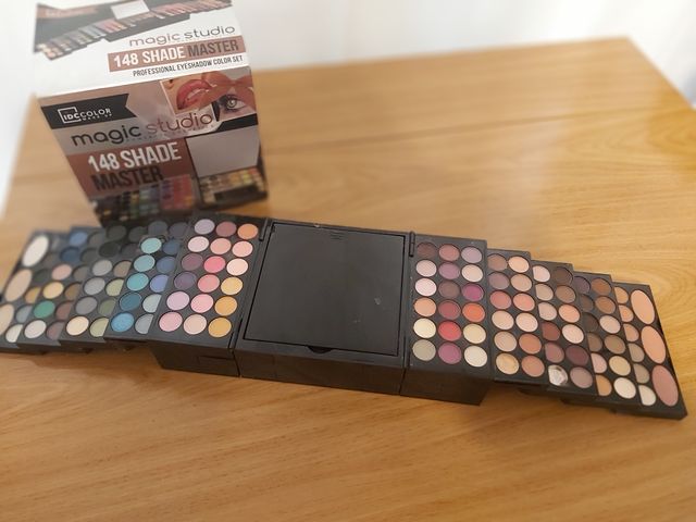caja de sombras de ojos