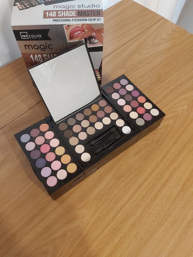 caja de sombras de ojos