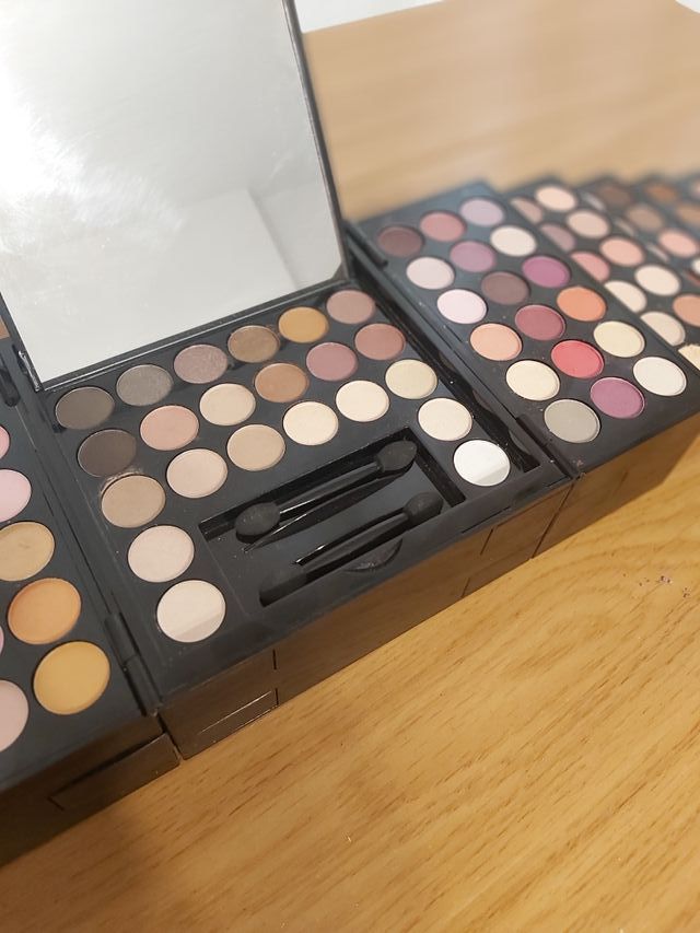 caja de sombras de ojos