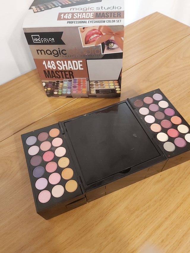 caja de sombras de ojos