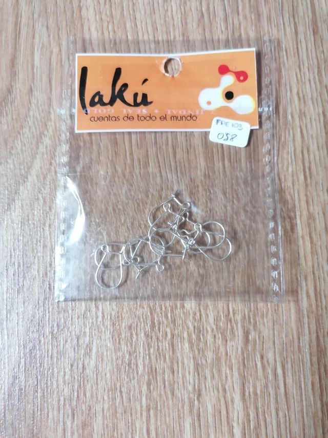 Ganchos plateados para pendientes