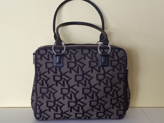 bolso mano DKNY de lona estampado logos.