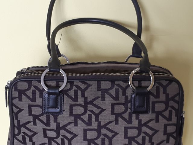 bolso mano DKNY de lona estampado logos.