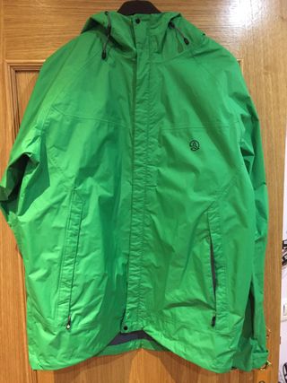 Chubasquero ternua de segunda mano por 40 EUR en Lugones en WALLAPOP