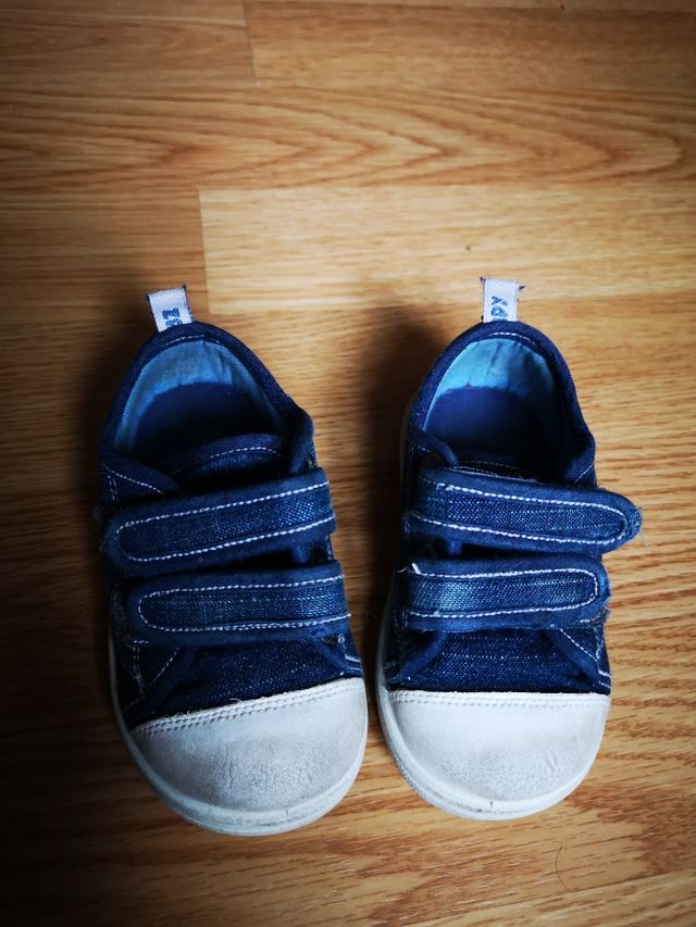 zapatilla bebé tipo Converse talla 20