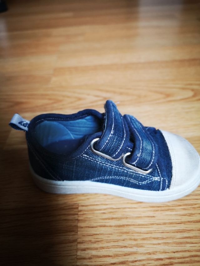 zapatilla bebé tipo Converse talla 20