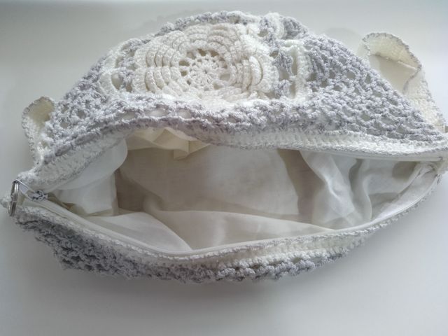 Bolso de ganchillo en gris y blanco