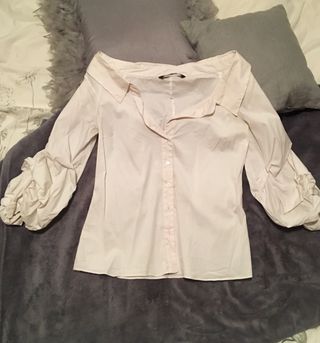 Blusa con escote barco blanca Zara de segunda mano por 15 Blusa con escote barco blanca Zara de segunda mano por 15
