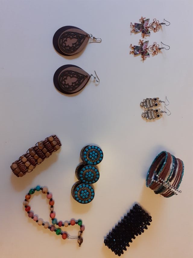 brazaletes y pendientes