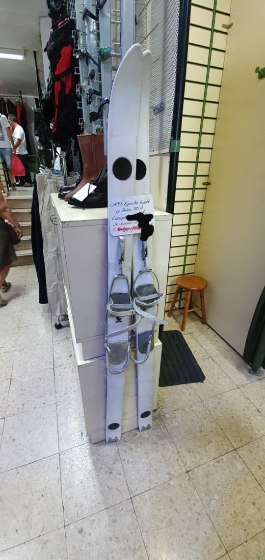 Esquis de madera vintage años 50 ejército español