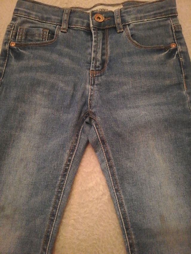 Pack pantalón vaquero niño. Talla 5-6.
