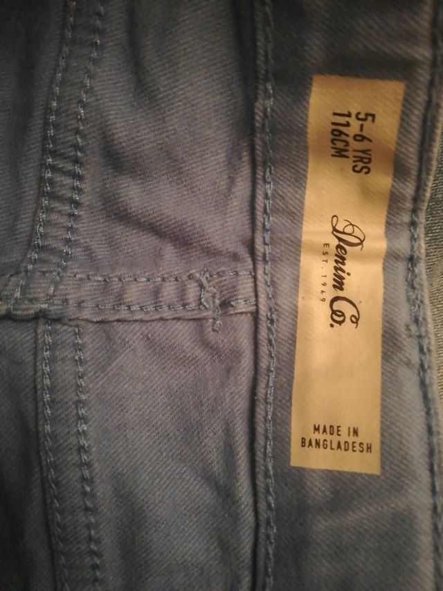 Pack pantalón vaquero niño. Talla 5-6.