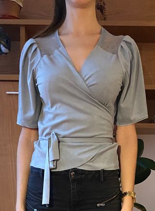 Blusa cruzada de Zara de segunda mano por 5 € en León en Blusas cruzadas de Zara a precios razonables| Segunda mano