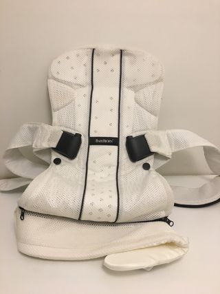 Mochila porta bebe Babybjorn One Air blanca de segunda mano por 70 EUR en  Barcelona en WALLAPOP