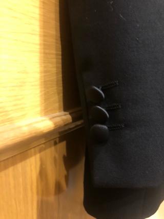 Traje de novio con chaqueta negra y pantalón gris