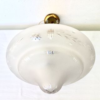Antigua lámpara de techo modernista