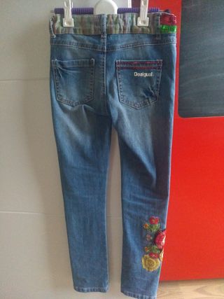 Vaqueros desigual niña de segunda mano por 20 € en Madrid en VAQUEROS NIÑA DESIGUAL de segunda mano por 20 € en Madrid en