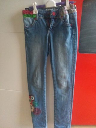 Vaqueros desigual niña de segunda mano por 20 € en Madrid en VAQUEROS NIÑA DESIGUAL de segunda mano por 20 € en Madrid en