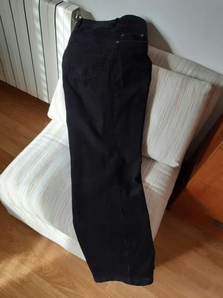 Pantalon de pana negro hombre de segunda mano por 5 EUR en Molins de Rei en  WALLAPOP