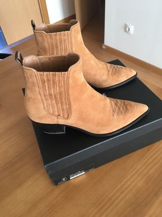 Botines camel ante uterque de segunda mano por 75 EUR en Bilbao en WALLAPOP