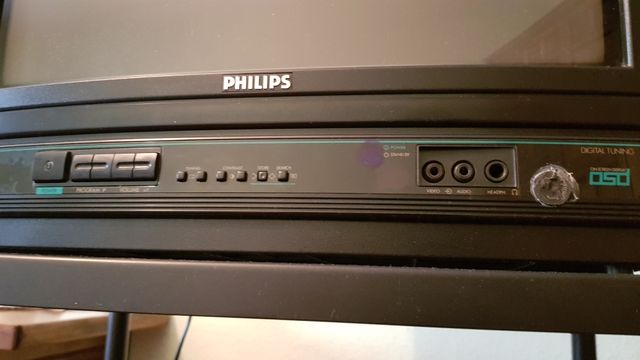 Tv de 14" philips y mueble con ruedas