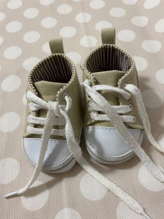 Zapatillas bebé talla 17 de segunda mano por 7 EUR en Boecillo en WALLAPOP