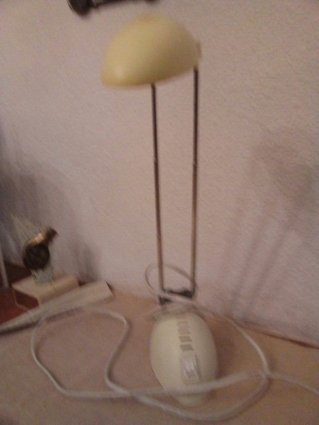 Lámpara de mesa telescópica.