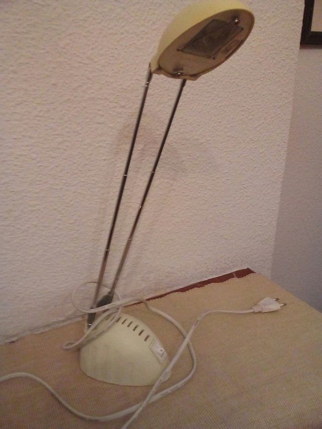 Lámpara de mesa telescópica.