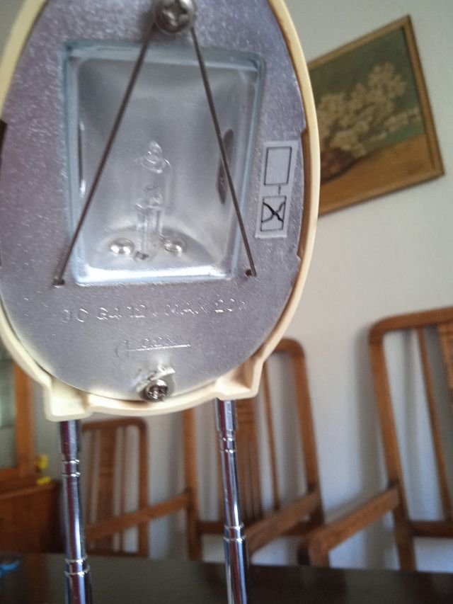 Lámpara de mesa telescópica.